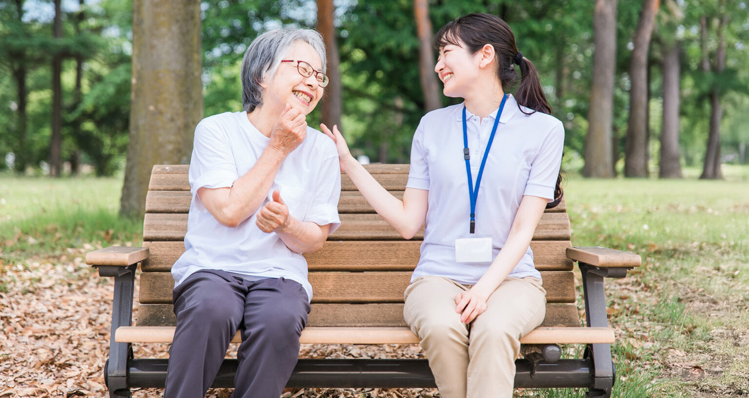 介護スタッフと利用者